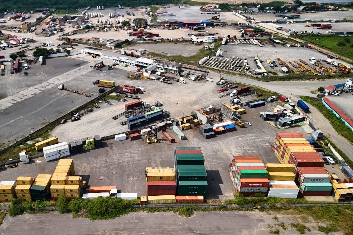 Contenedores vacíos en patio de depósito en Veracruz