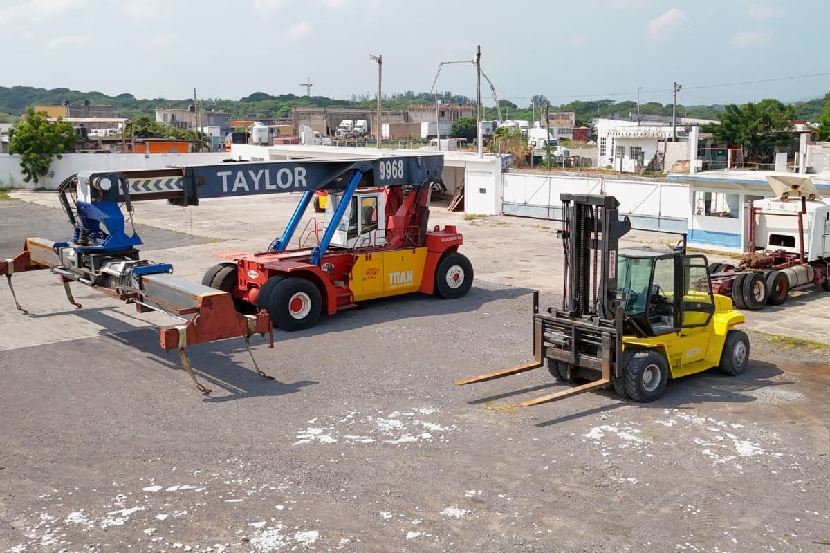 Grúa moviendo contenedor de 40 pies en Veracruz