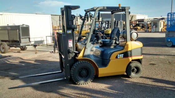 Montacargas operando en bodega de Veracruz